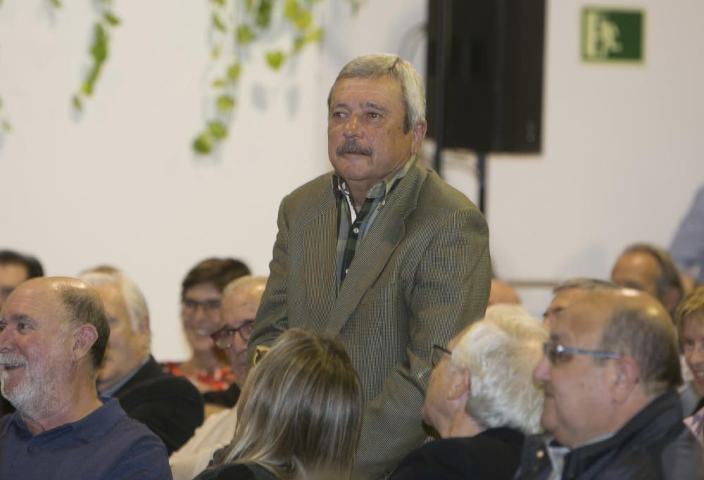 Decenas de profesores y alumnos del CEU, germen de la Universidad de Alicante, se reencuentran en un emotivo acto organizado en el campus.