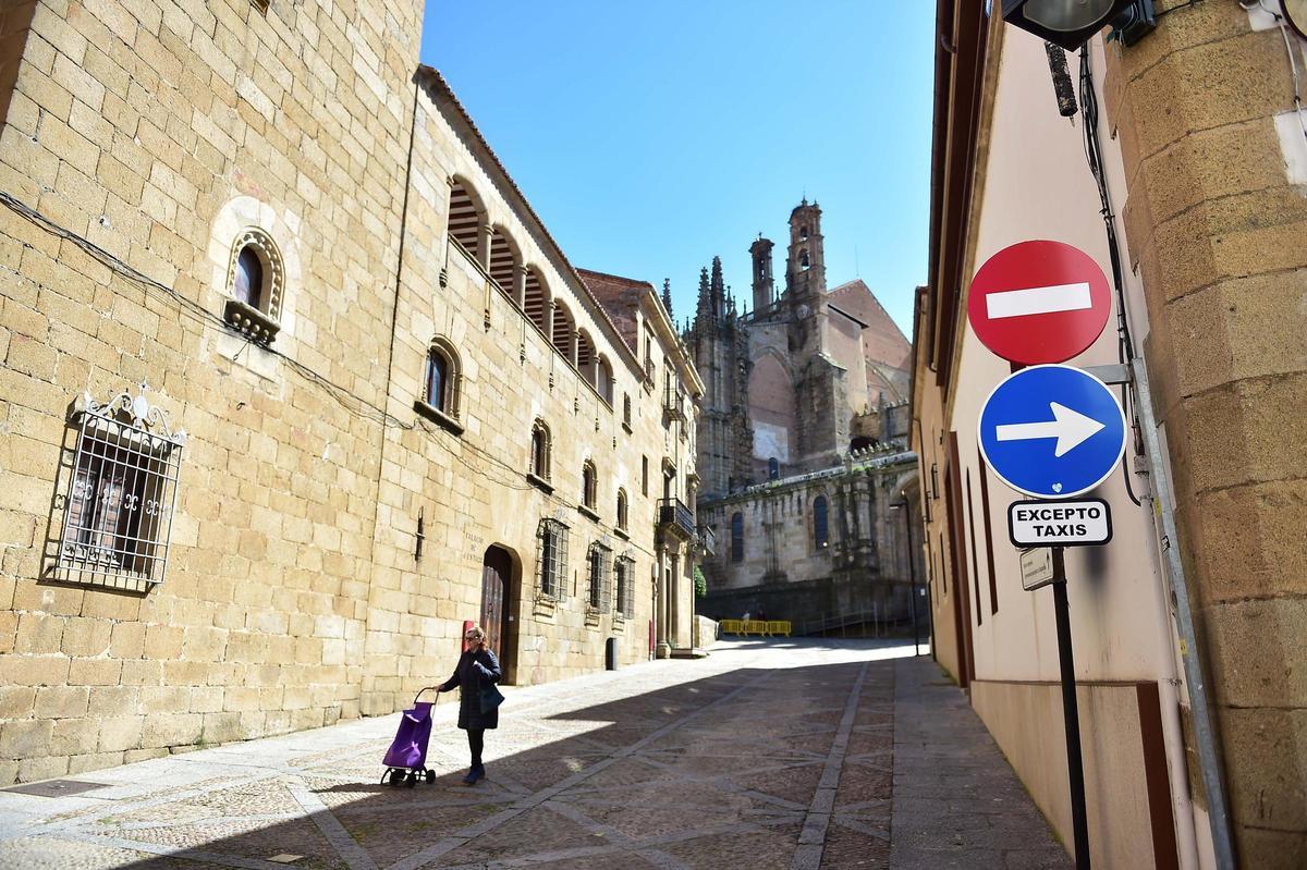 Plasencia pondrá más vigilancia en el entorno de la Catedral si persisten las infracciones de tráfico.
