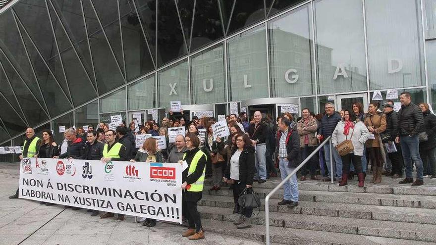 Concentración de trabajadores de Xustiza en Ourense. // Iñaki Osorio