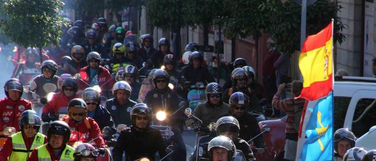 Las Vespas y Lambrettas, rodando por el centro de Llanes ayer.