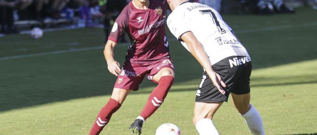 Valen regatea ante uno de los rivales en el partido entre Mérida y Pontevedra.