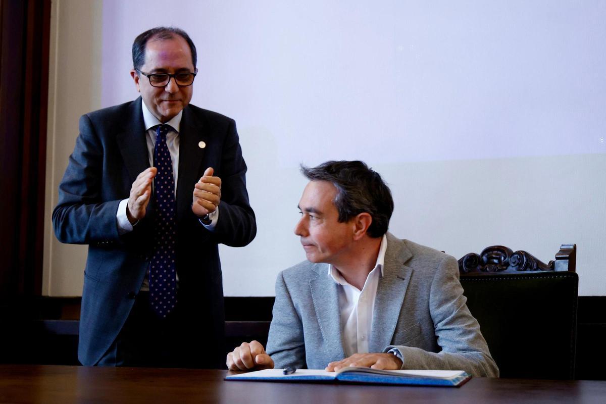 Primer acto oficial de Juan Luis Gandía y su equipo rectoral en al UV