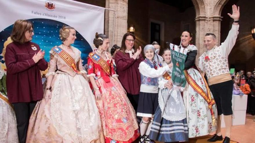 Las falleras mayores durante la entrega de premios.