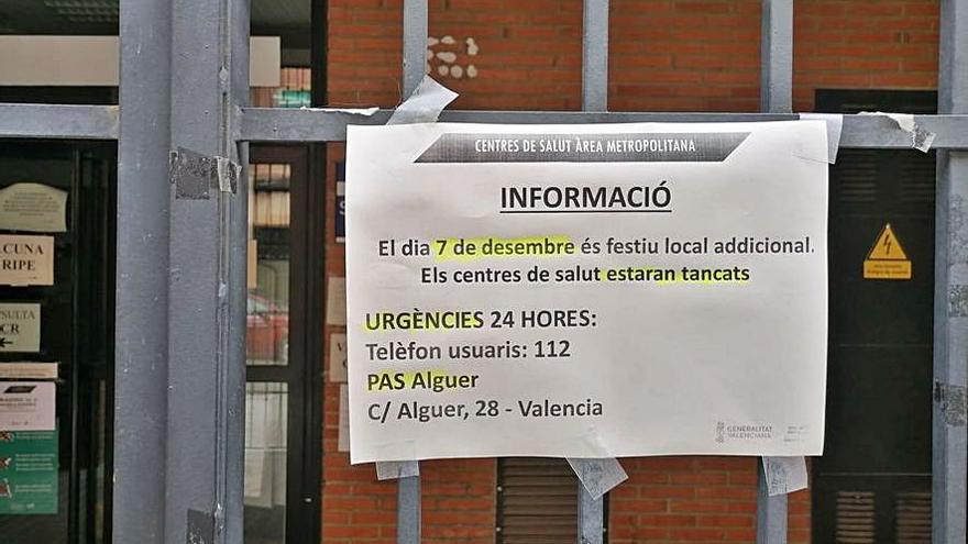 Cartel de cerrado en el centro de salud de S. Pau. | LEVANTE-EMV