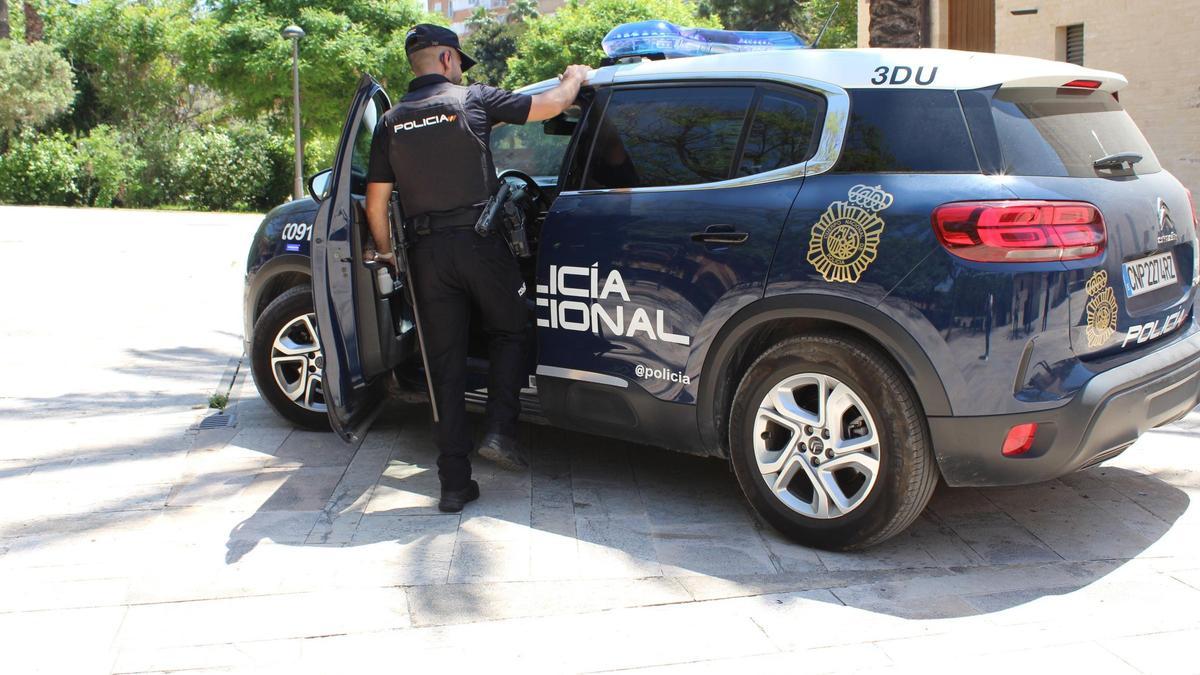 Un agente de la Policía Nacional en un coche patrulla, en una imagen de archivo.