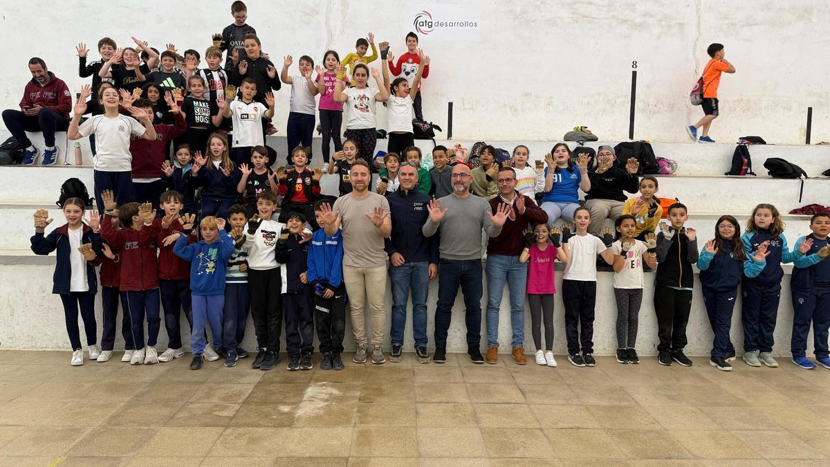 El alumnado participante en el encuentro Pilota a l'Escola en Canals