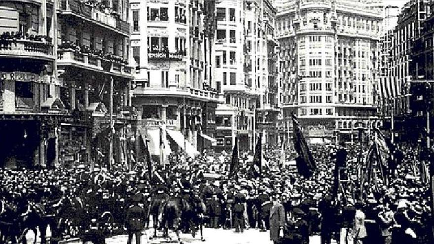 Proclamación de la República, el 14 de abril de 1931, en la plaza de Emilio Castelar, en Valencia.