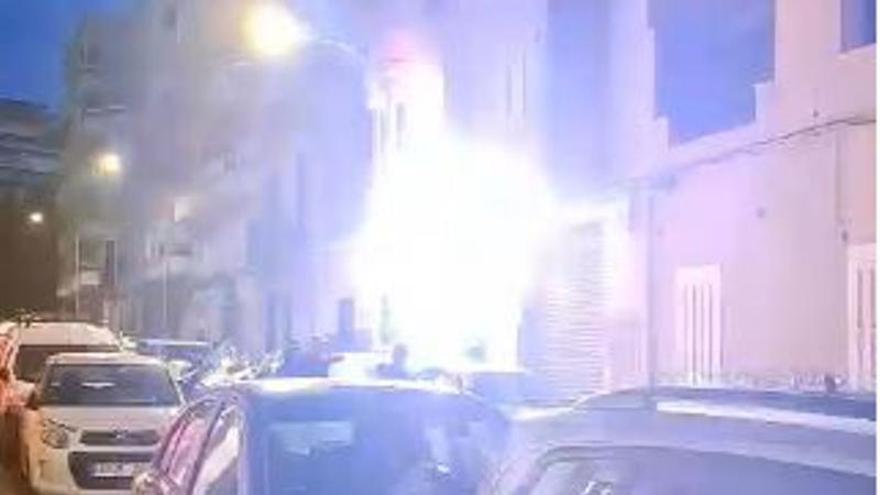 El cortocircuito del cableado eléctrico de la calle Alós ha provocado pequeñas explosiones.