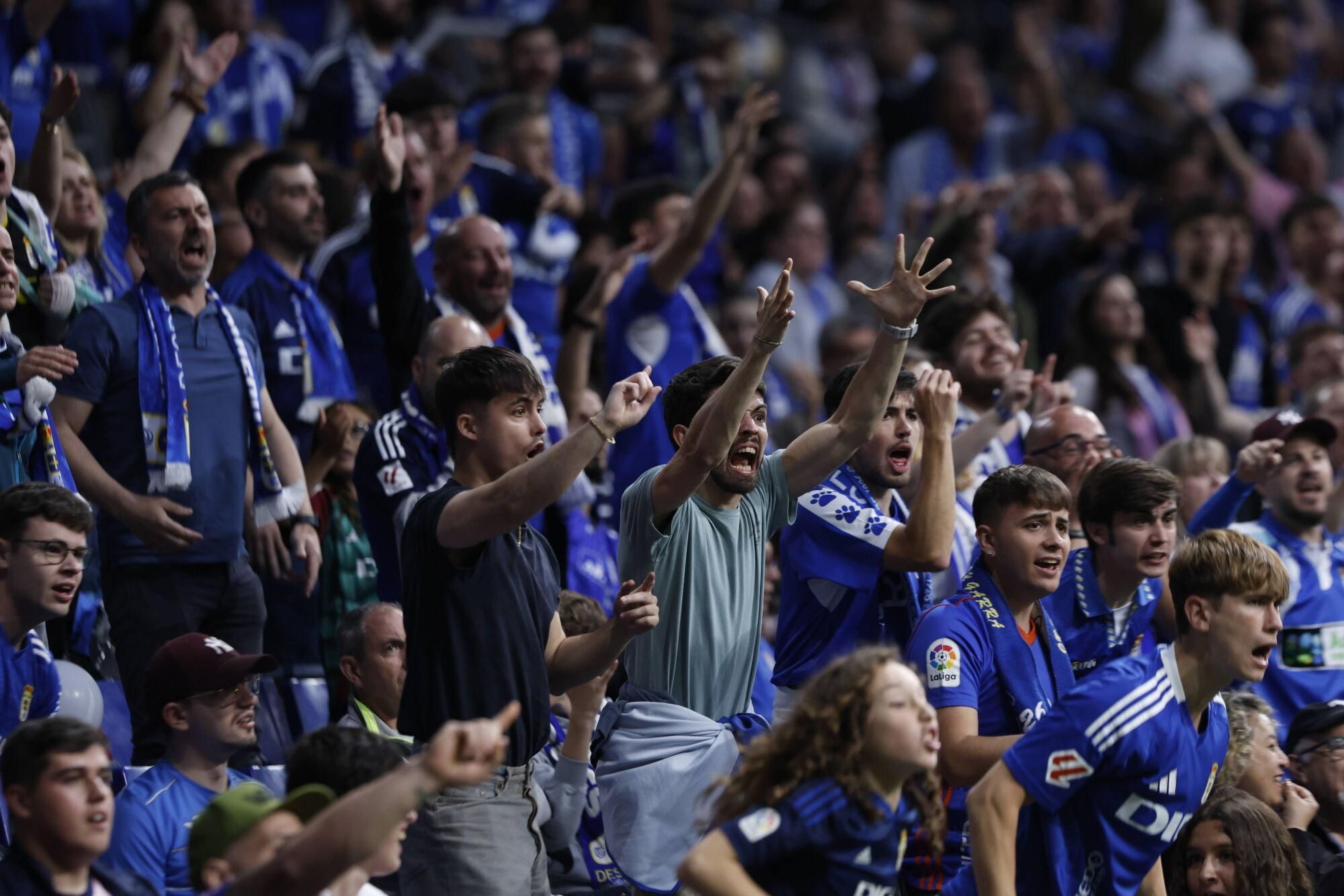 EN IMÁGENES: Ambientazo en la vuelta del play off entre Oviedo y Almería en el Carlos Tartiere