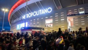 Archivo - Ambiente previo al derbi de vuelta entre Atlético de Madrid y Real Madrid en octavos de final de la Champions League, en el Riyadh Air Metropolitano, a 12 de marzo de 2025, en Madrid (España).