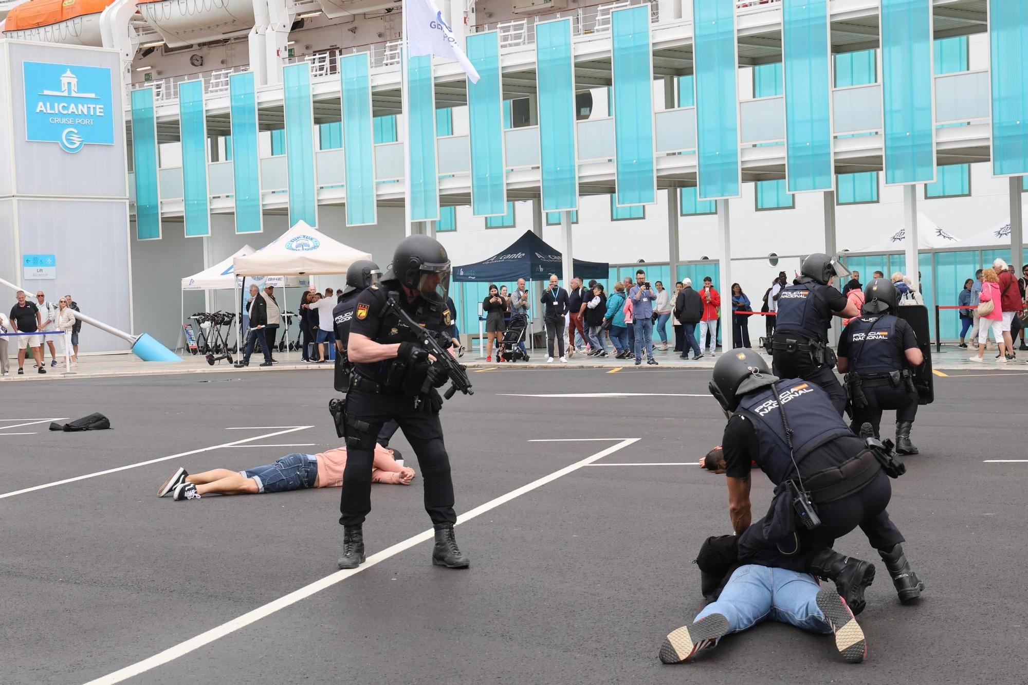 Simulacro de atentado terrorista realizado por la Policía armada en el puerto de Alicante