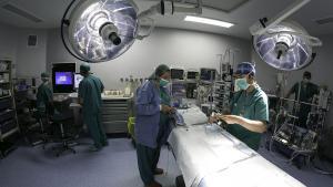 Sanitarios en un quirófano preparando una intervención quirúrgica.