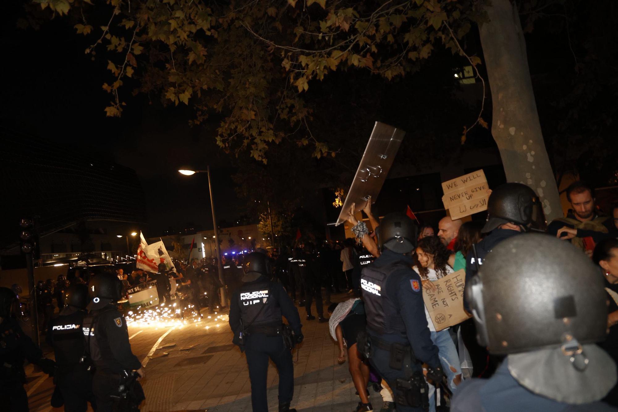 Enfrentamientos entre policía y manifestantes ante un Roig Arena blindado