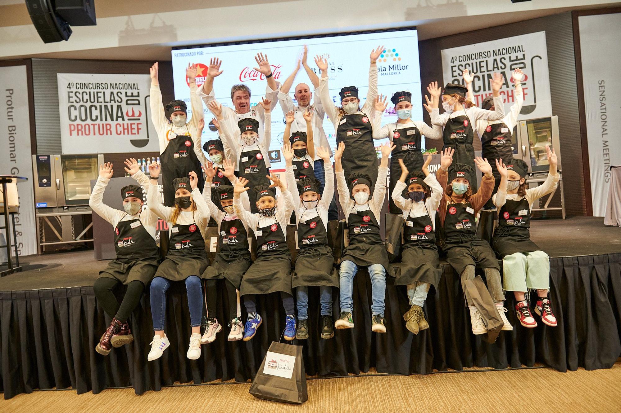 Los 18 finalistas del concurso Protur Chef Kids junto a Koldo Royo y Tomeu Caldentey.