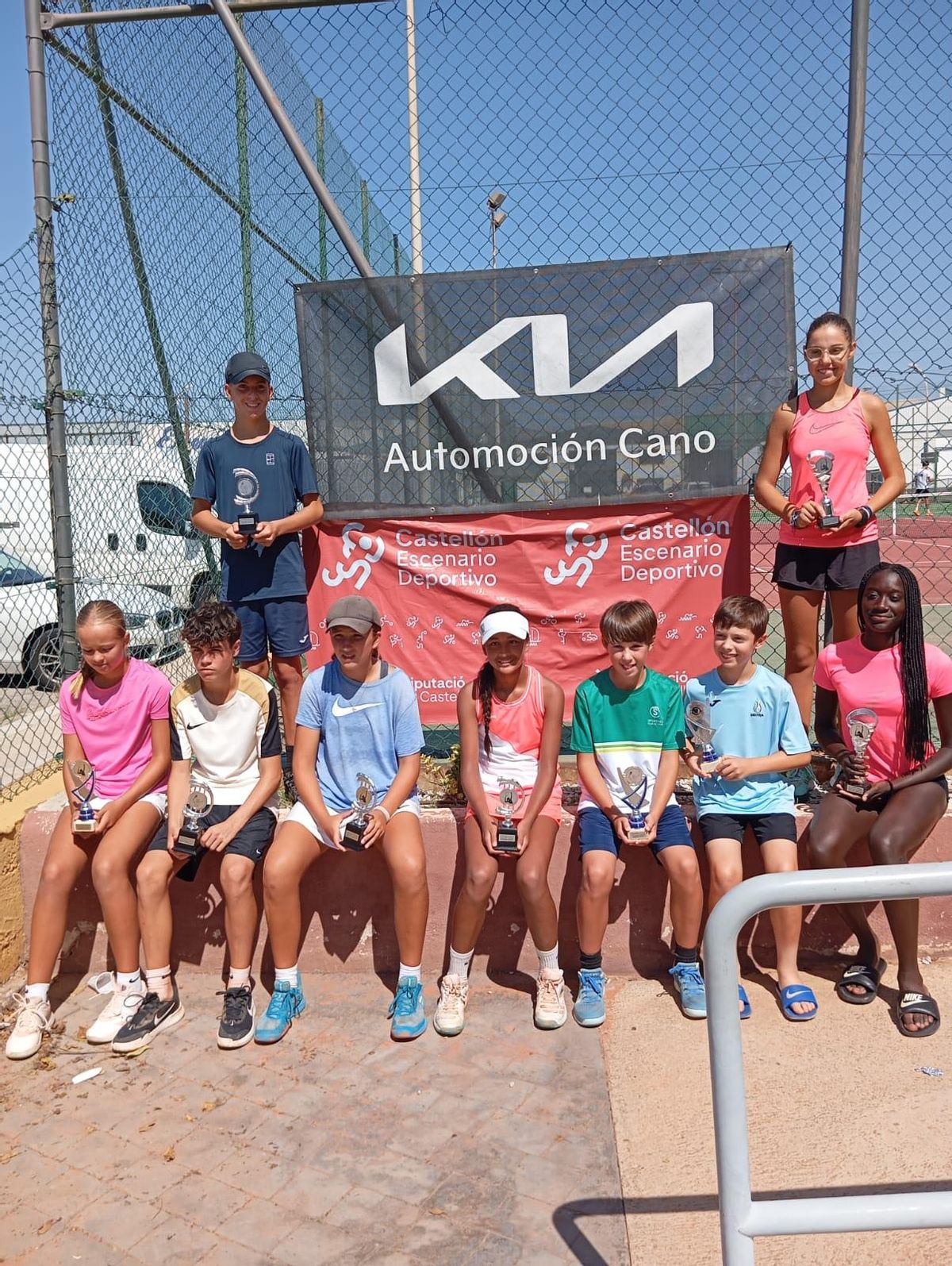 Varios jugadores y jugadoras en La Plana Sport Castellón.