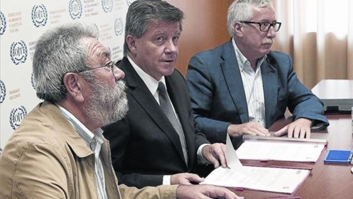 De izquierda a derecha, Cándido Méndez, Guy Ryder e Ignacio Fernández Toxo, ayer en Madrid.