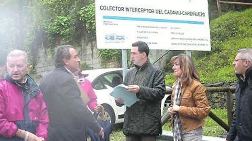 Esther Díaz, segunda por la derecha, en la zona de las obras.