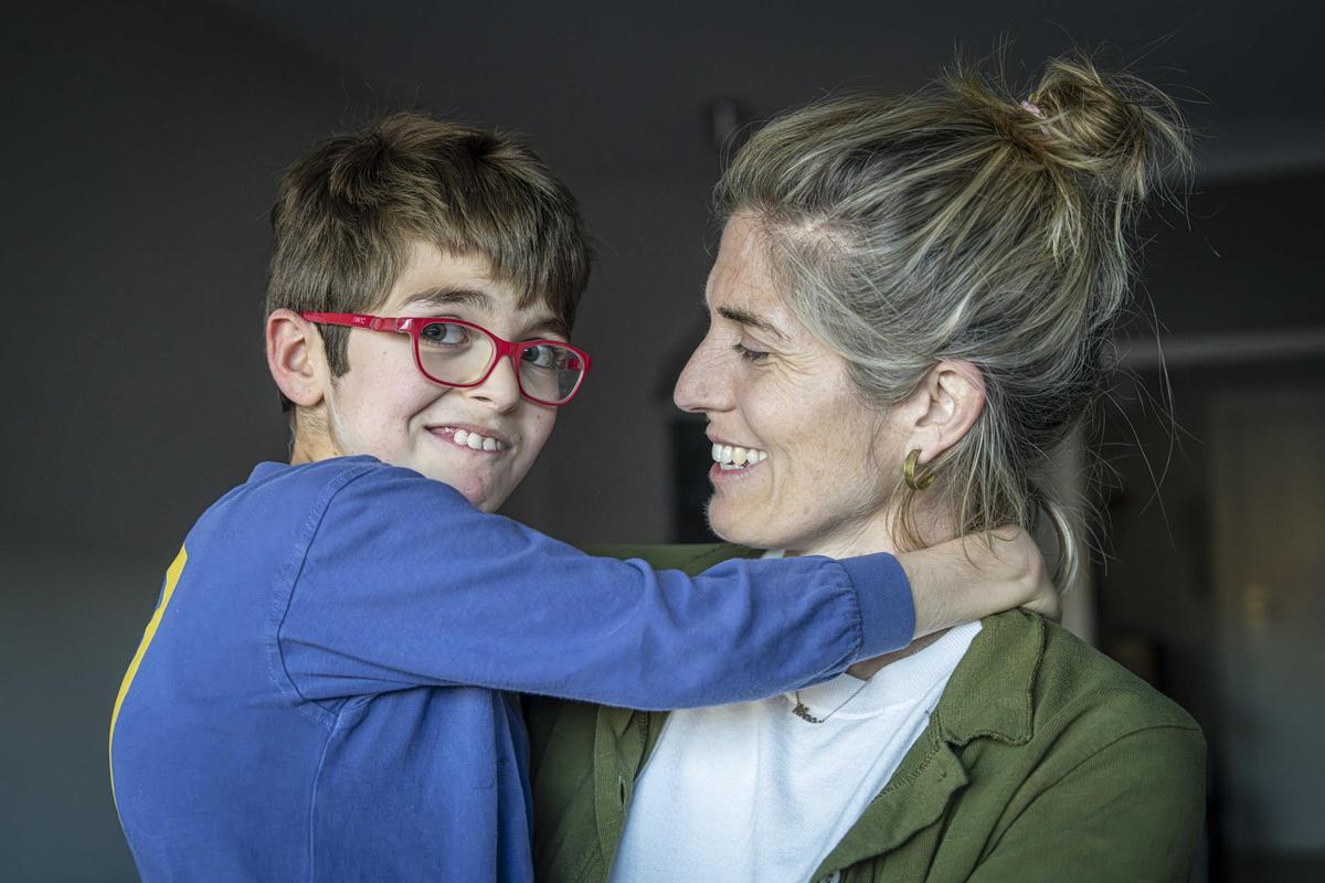 Luisa Martínez con su hijo Mateo, de 10 años, que sufre una enfermedad rara sin diagnóstico.