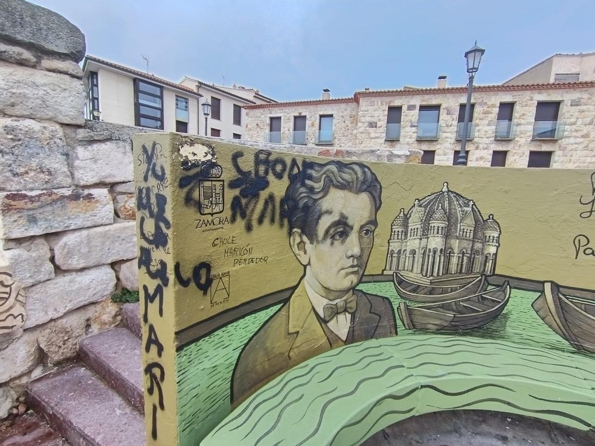Pintada sobre el mural de Lorca en el Troncoso.
