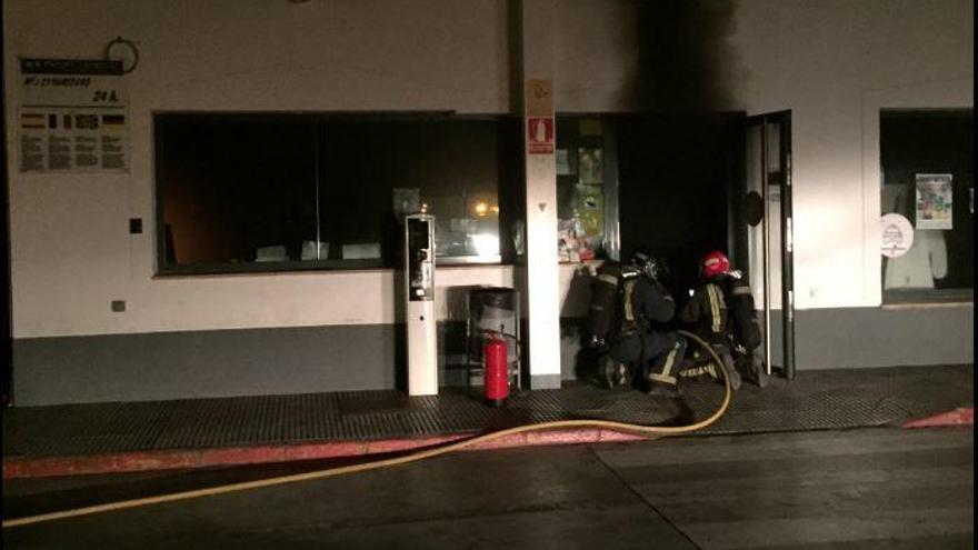 Bomberos de Lorca apagando el fuego