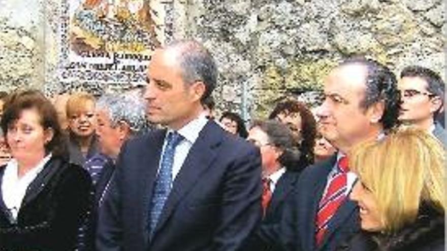 El presidente del Consell junto a Ripoll y Trinidad Miró.