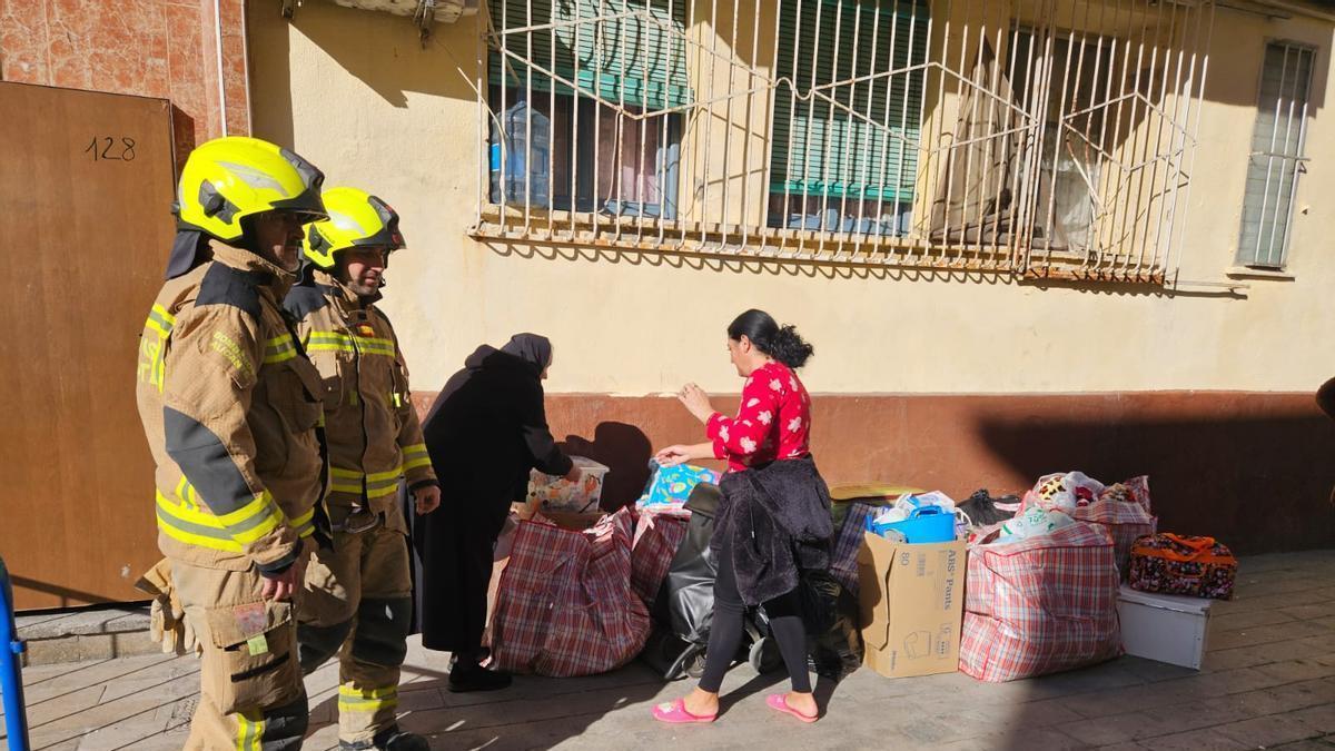 Con la casa a cuestas tras el incendio en el barrio Miguel Hernández de Alicante