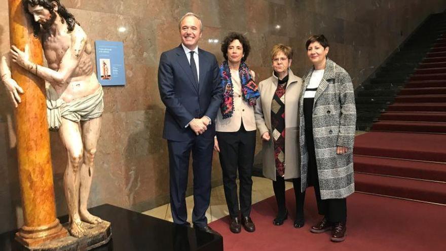 Azcón recoloca el Cristo abrazado a la Columna en el ayuntamiento y vuelve a hablar de un museo de la Semana Santa