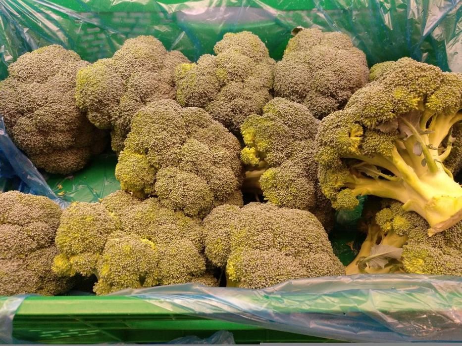 BRÓCOLI Procedentes del campo de Cartagena, el brocoli es uno de los productos que más consumo ha logrado en los últimos años y también se puede conseguir a granel en Mercadona con distribuidor local.