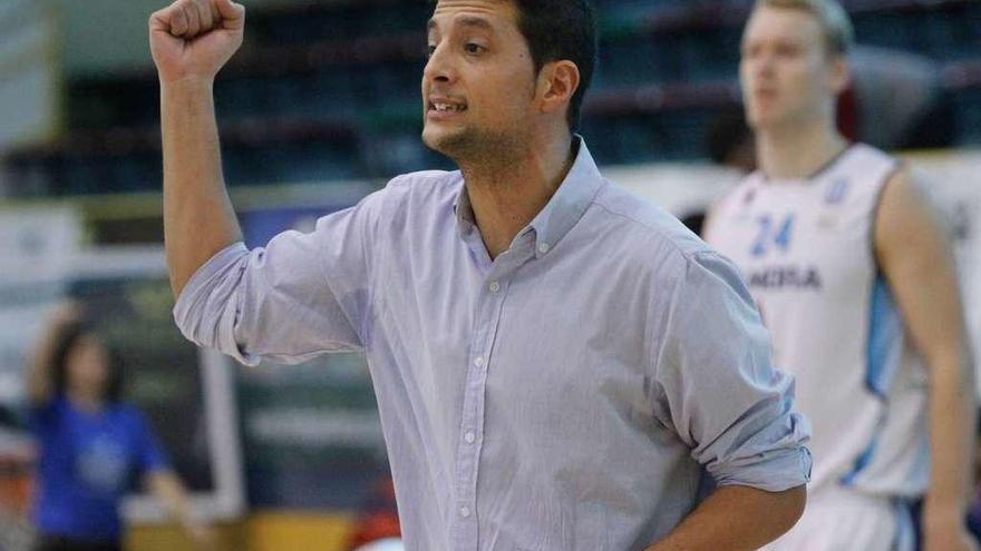 Saulo Hernández da instrucciones durante un partido.