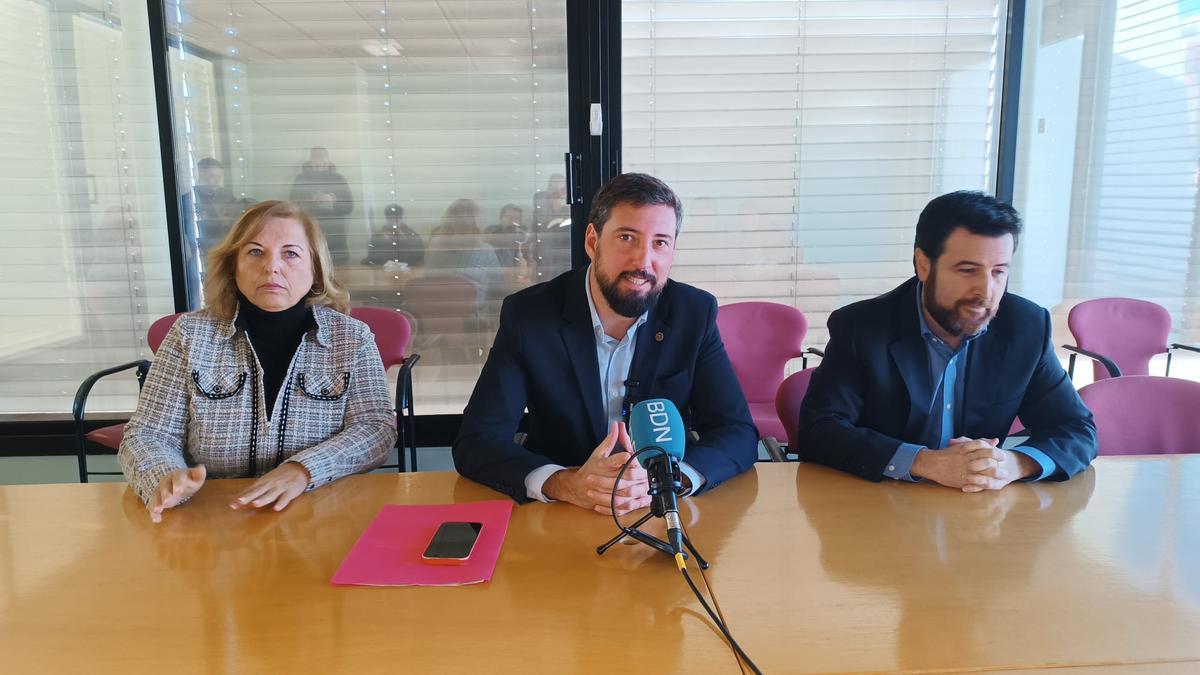 El presidente del PSC de Badalona, Fernando Carrera, acompañado por los concejales Rocío Mateos y Christian Carneado