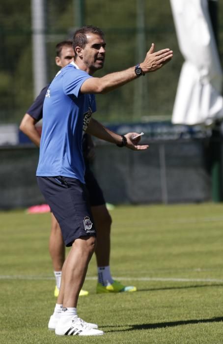 Los futbolistas del Deportivo completan una exigente sesión de más de hora y media de duración, con una parte física muy dura y un tramo de entrenamiento de partidillos con balón en espacios reducidos