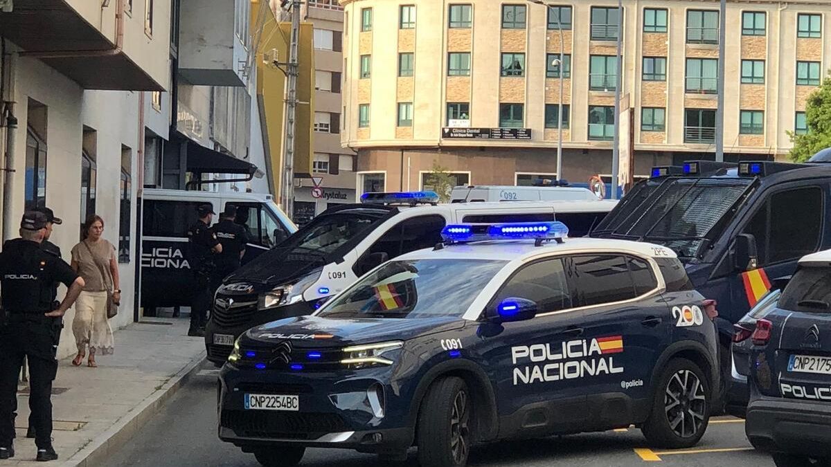 Llegada a los juzgados de los detenidos tras la pelea de Ribeira