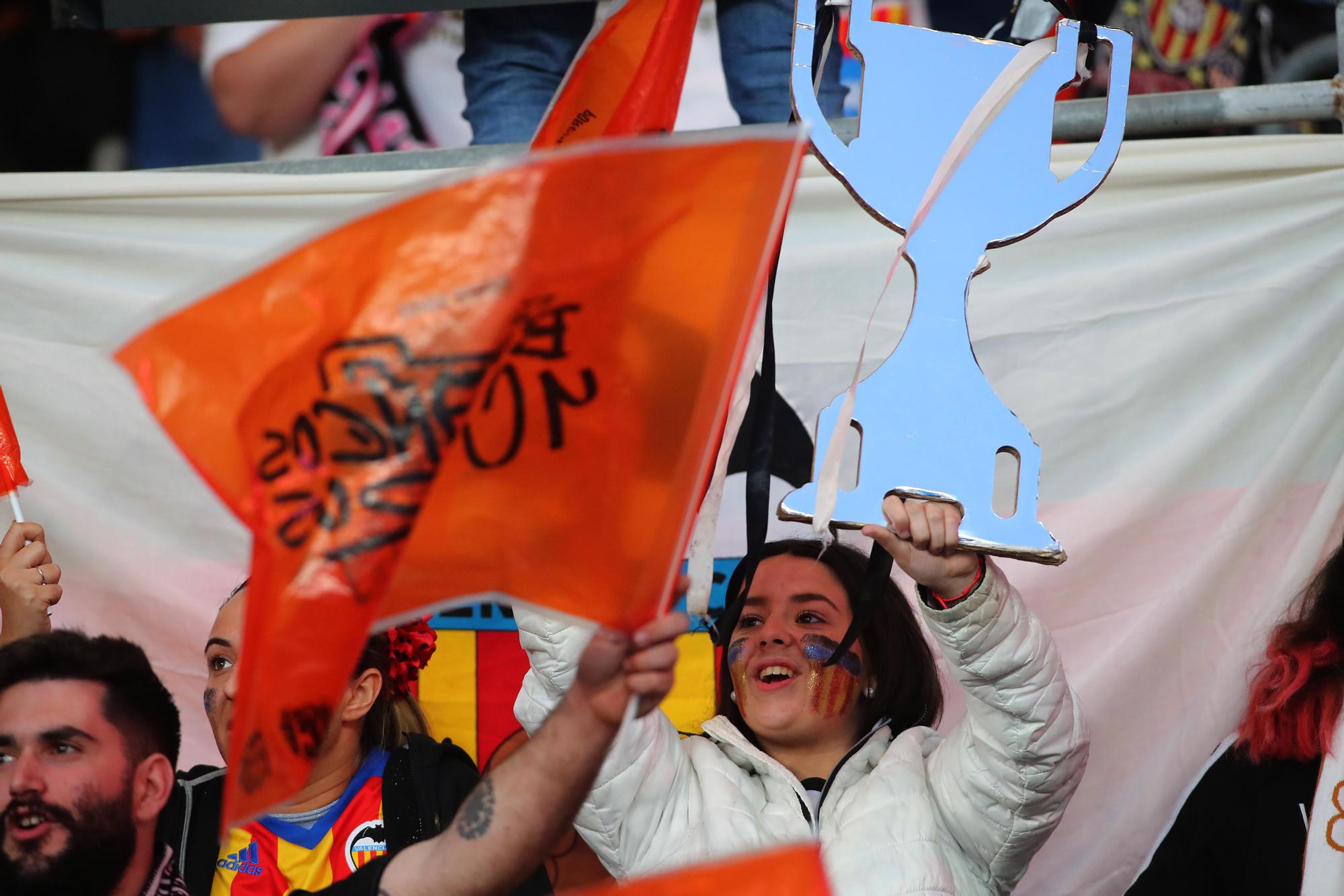 La afición valencianista llena de color el estadio de La cartuja