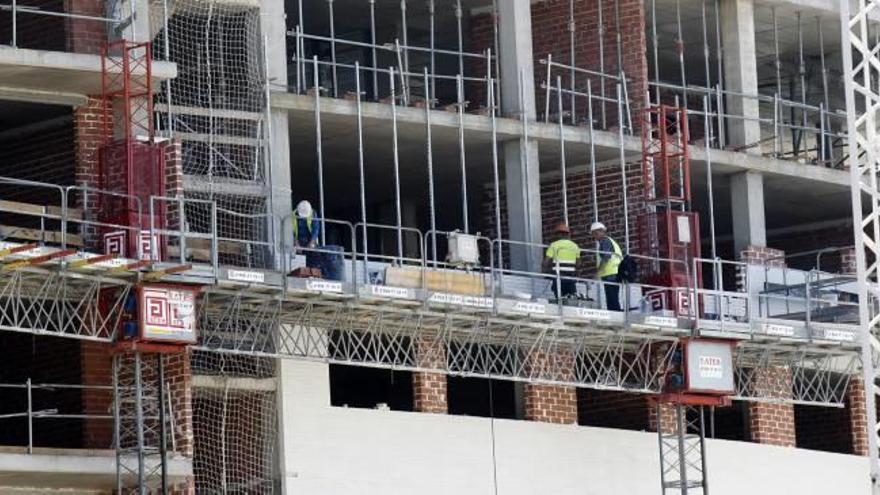 Obreros trabajando en la construcción de un edificio en València, en una imagen captada el lunes.