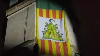 El Fadrí consigue engalanarse a pesar de la lluvia con la Enfarolà