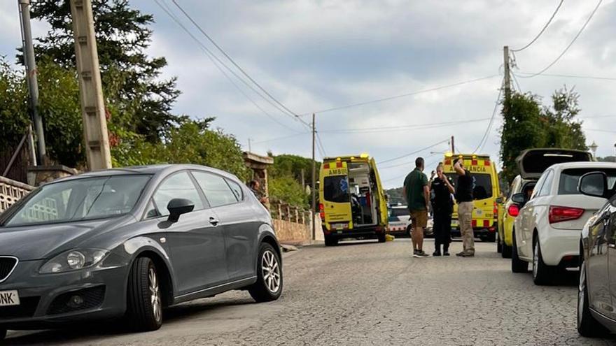 Els efectius d&#039;emergències davant la casa assaltada, ahir a Maçanet