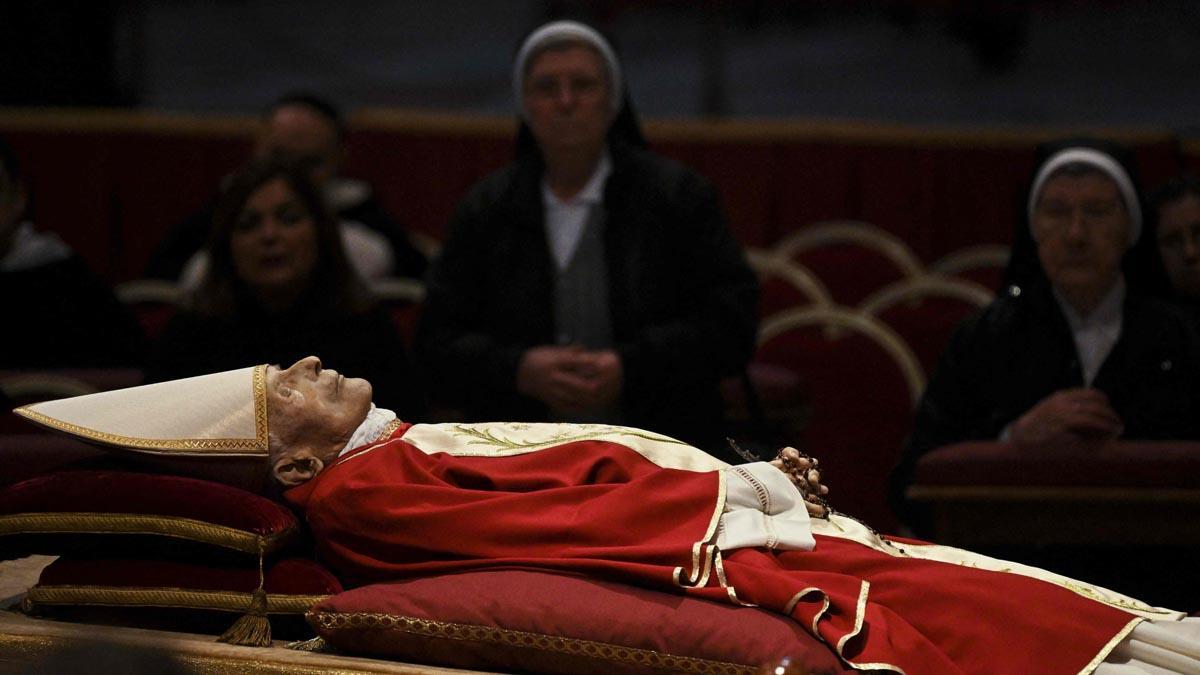 Dos monjas presentan sus respetos al cuerpo del Papa Emérito Benedicto XVI que yace en la basílica de San Pedro en el Vaticano.