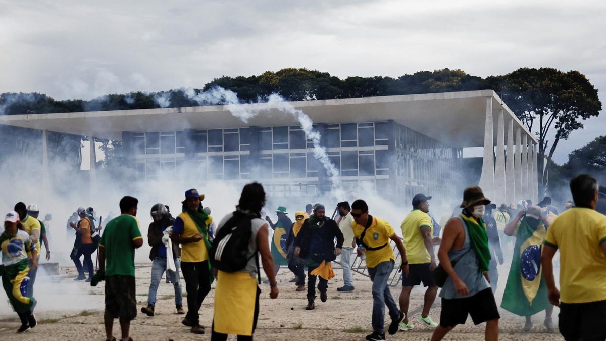 Miles de seguidores de Bolsonaro asaltan con violencia las sedes de los tres poderes del Estado en Brasil