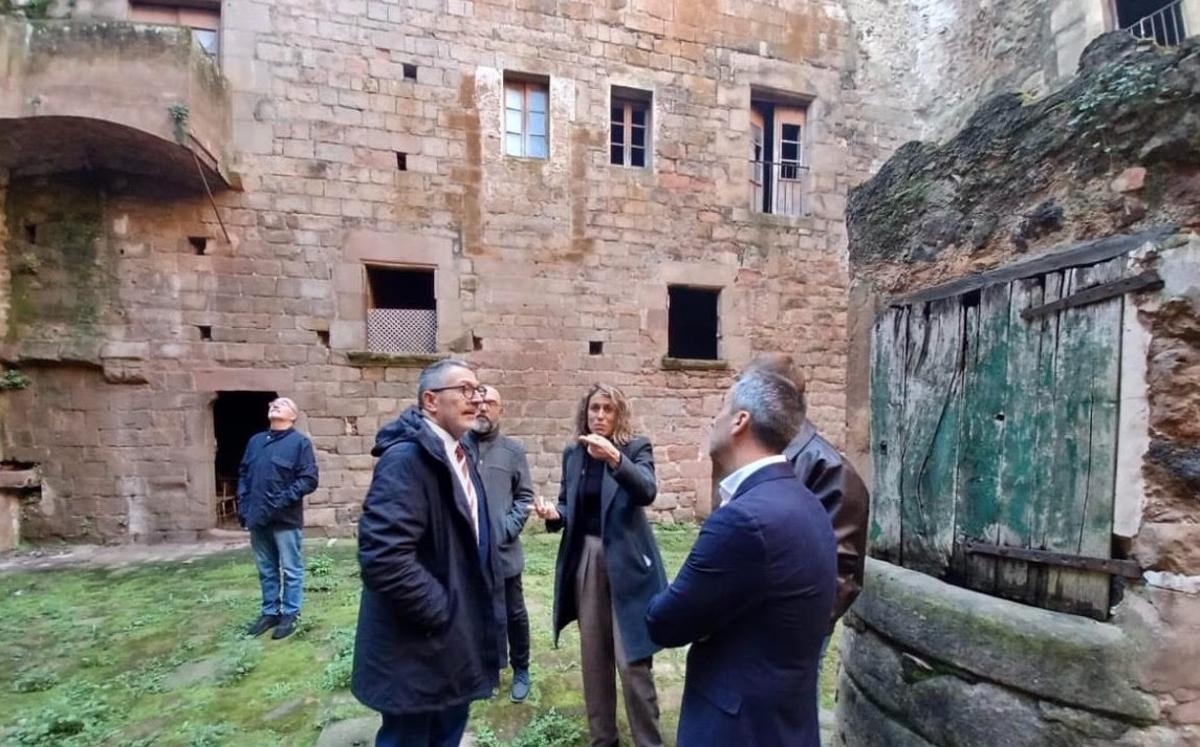 El conseller Sàmper durant la visita al castell de Santa Pau
