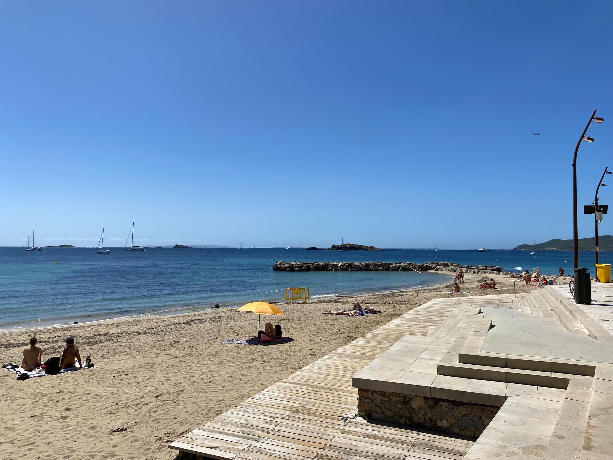 La playa de Figueretes cerrada por un vertido de fecales