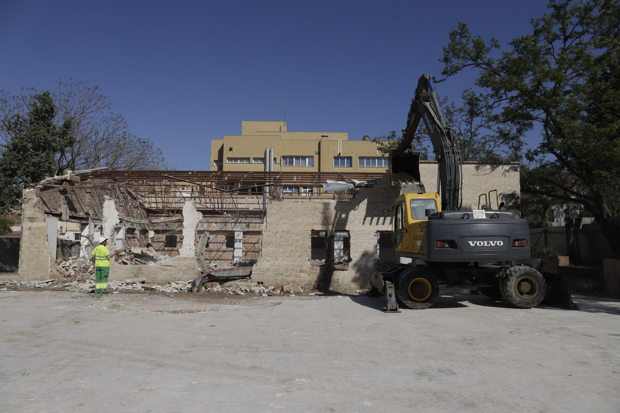 Demolición de las tres naves del Civil donde irá el tercer hospital de Málaga