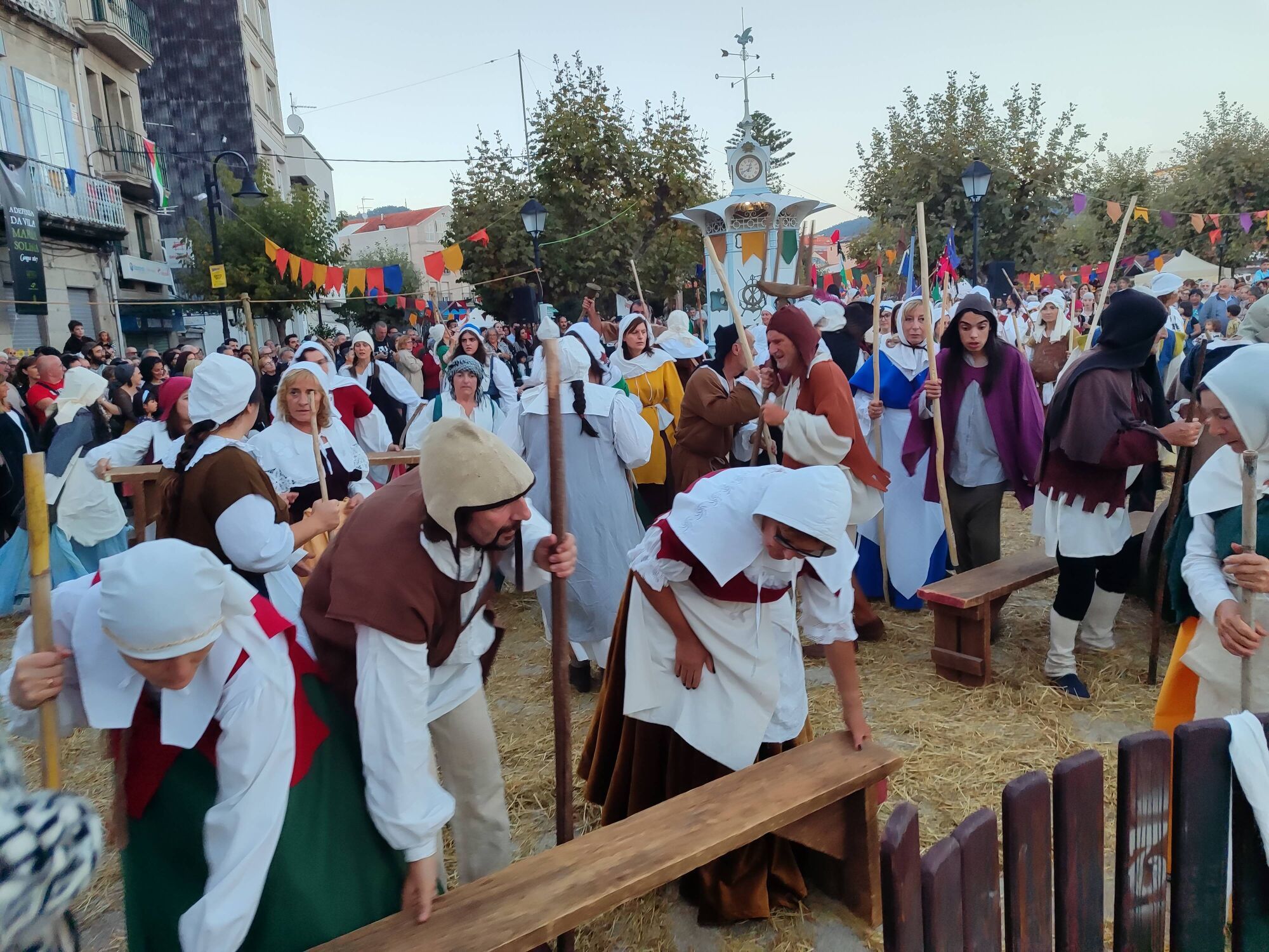 REPRESENTACION TEATRAL DE LA INVASION TURCA DEFENSA DA VILA POR LAS CALLES DE CANGAS