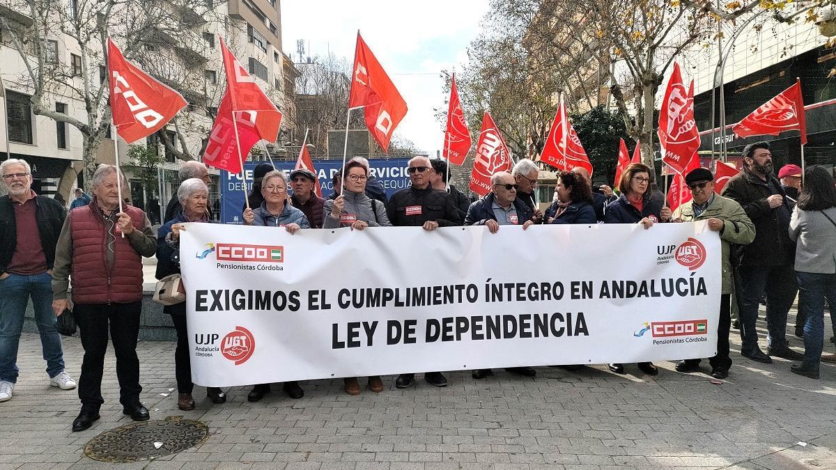 CCOO y UGT han vuelto a concentrarse en Córdoba para exigir el cumplimiento íntegro de la Ley de Dependencia.