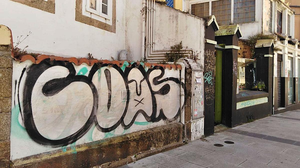 Grafiti de COAS en Zalaeta, sobre otra pintada, realizado después de 2018. |   // LA OPINIÓN