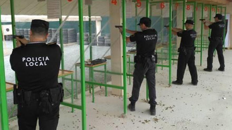 La plantilla de  Policía Local de Catral recicla su formación sobre manejo de armas