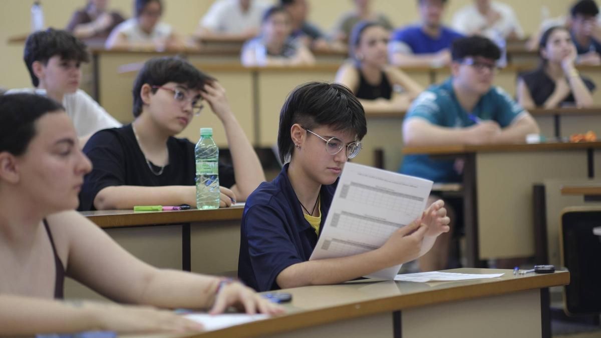 Estudiantes en el examen de acceso a la universidad, en un imagen de archivo.