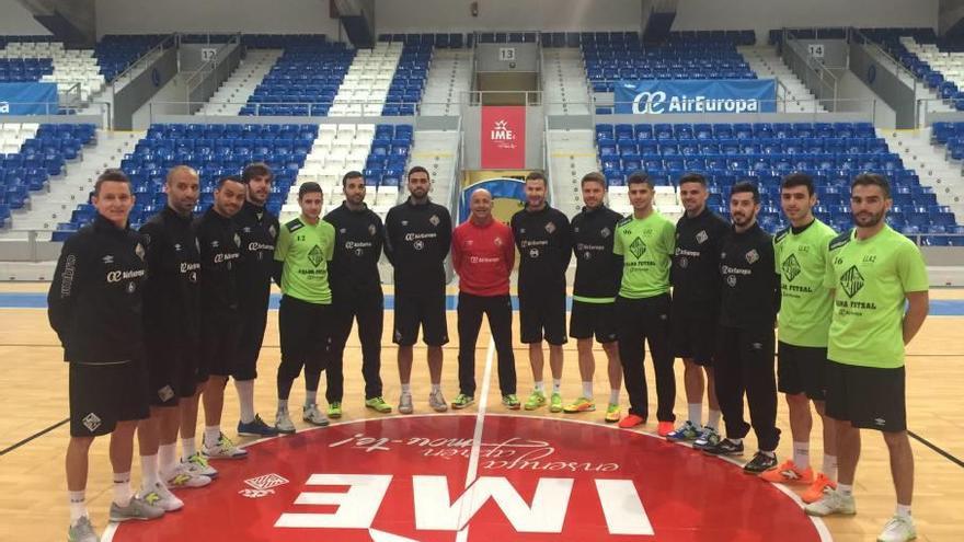 La plantilla del Palma Futsal posa ayer sobre la pista del Palau de Son Moix.