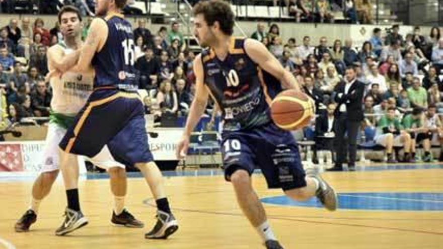 Ferrán Bassas, con el balón, durante el partido del viernes ante el Amic Castelló.