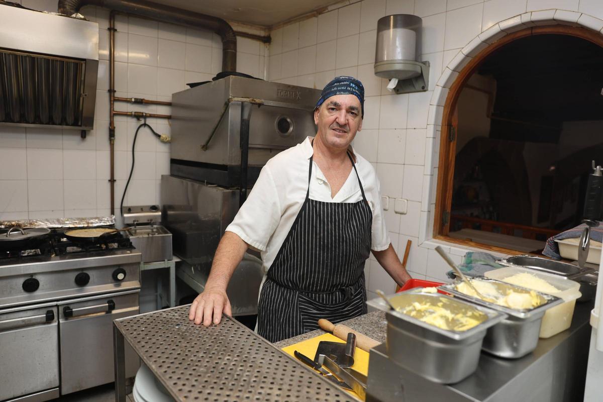 Leo Gámez, en la cocina en la que ha trabajado durante los últimos 35 años