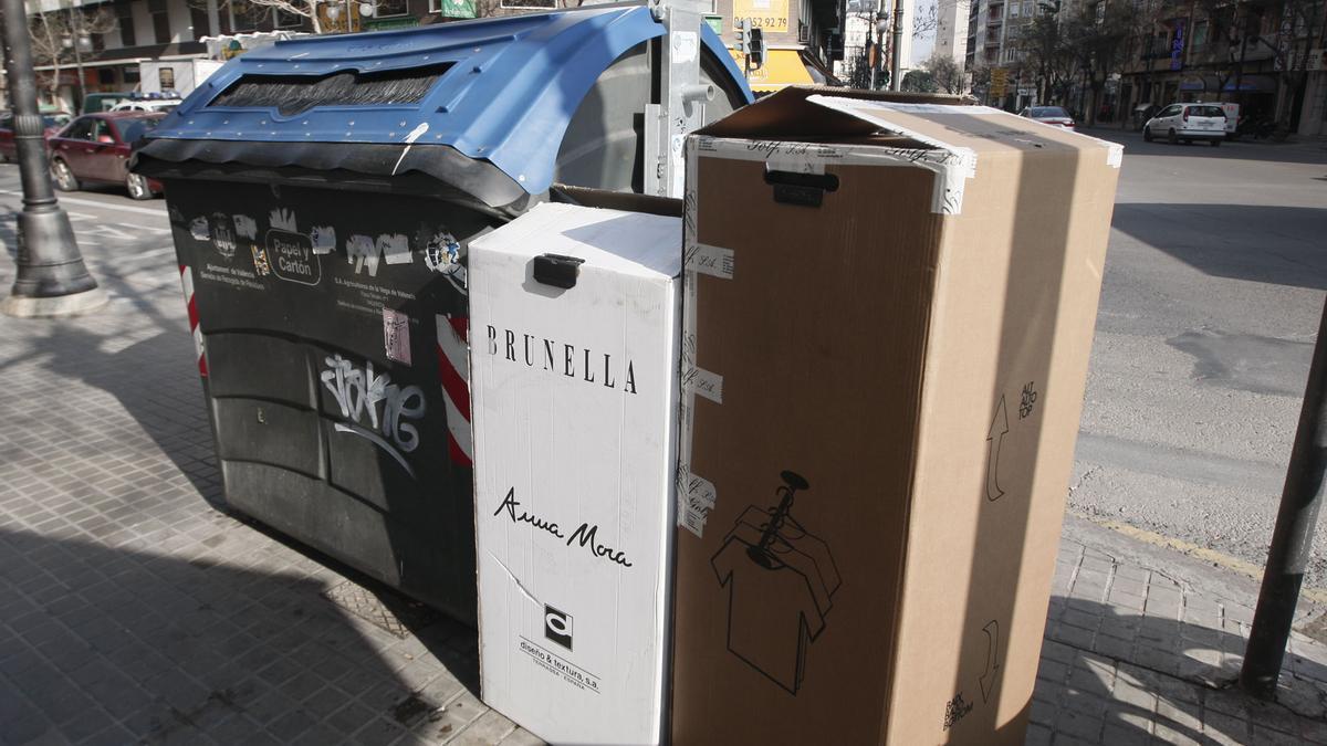 El contenedor azul es uno de lo pilares de la economía circular en València.